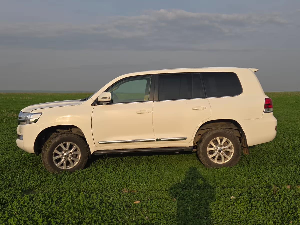 White Toyota Land Cruiser 200 Series in profile on all-terrain tyres