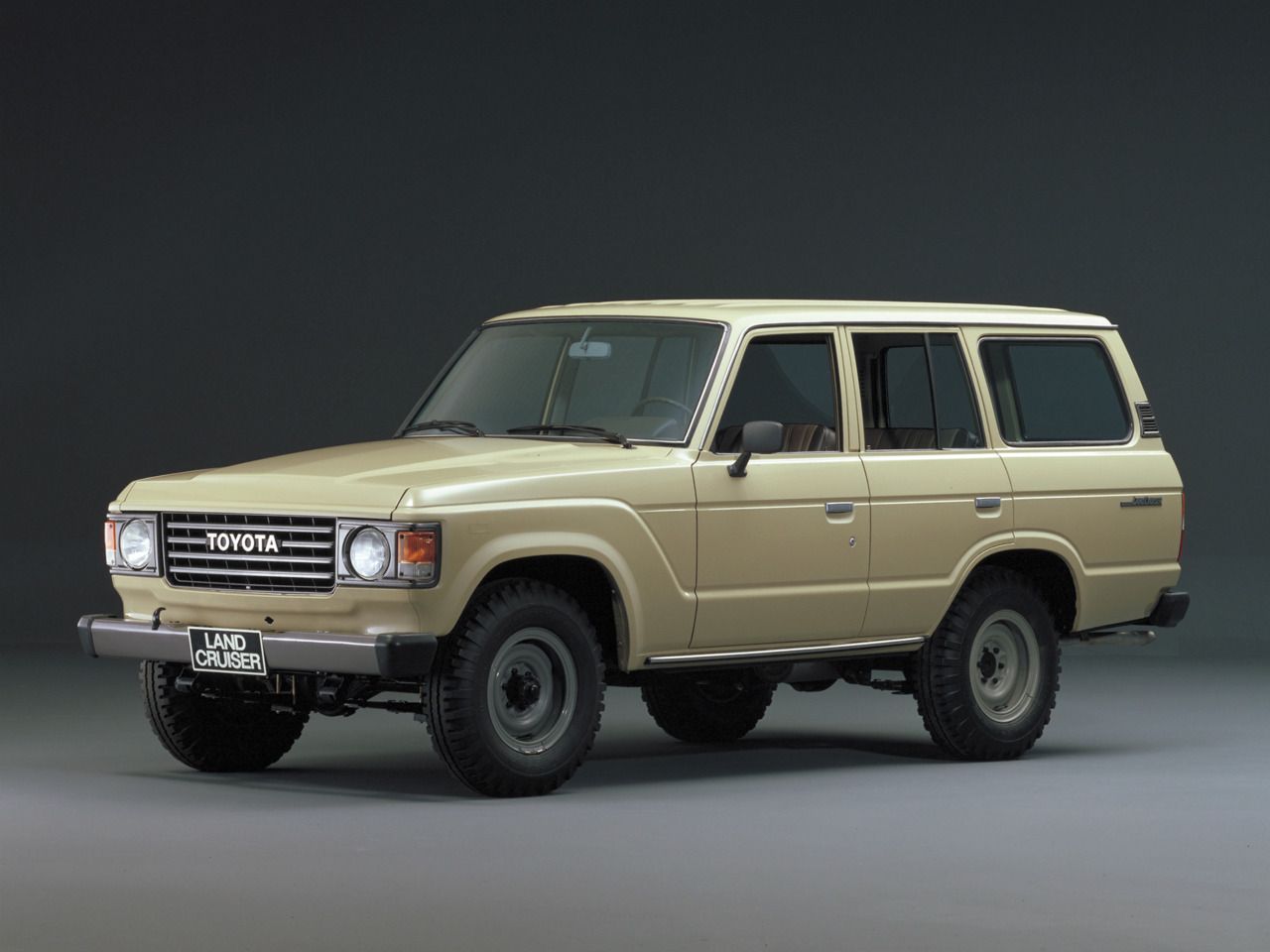 Toyota Land Cruiser HJ60 — the 60 Series Land Cruiser that took on the Range Rover