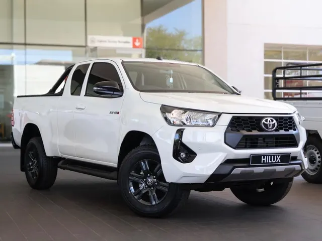 2026 Toyota Hilux 2.4GD-6 Xtra Cab Raider Manual