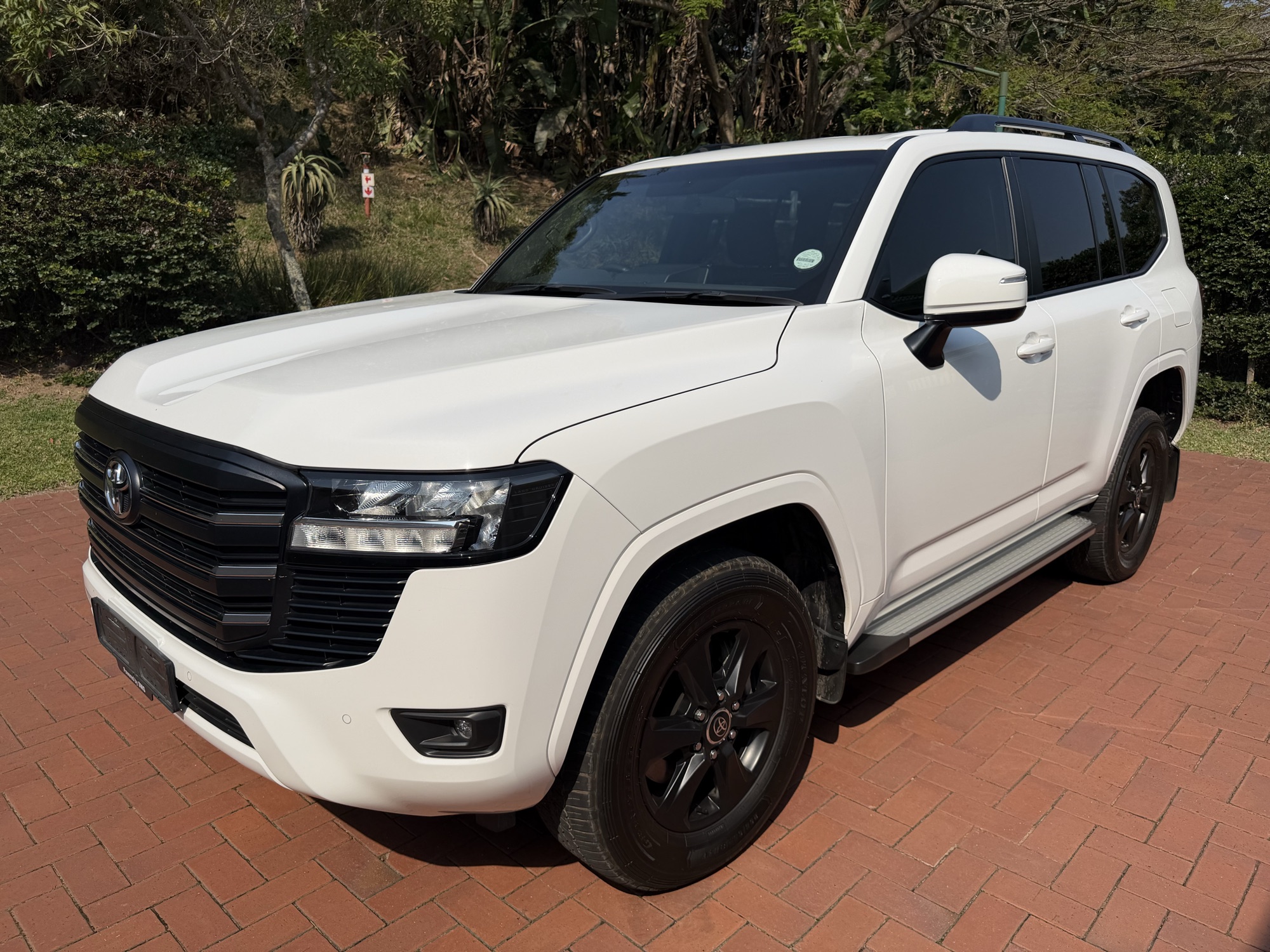 2023 Toyota Land Cruiser 300 3.3D GX-R, Glacier White